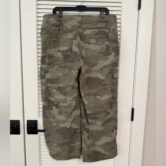 American Eagle Camo Cargo. 16 Short. Excellent Condition. - Picture 4 of 4